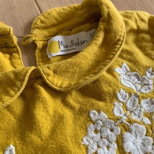 MiniBoden mustard yellow Peter Pan collar and white flower embroidery shirt 4-5y